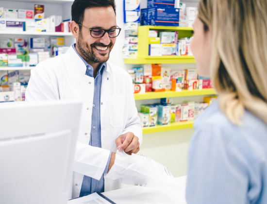 Farmacéutico atendiendo a una paciente